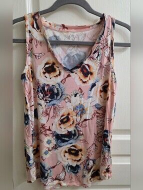 Sleeveless V-Neck Floral Tank Top in Pink